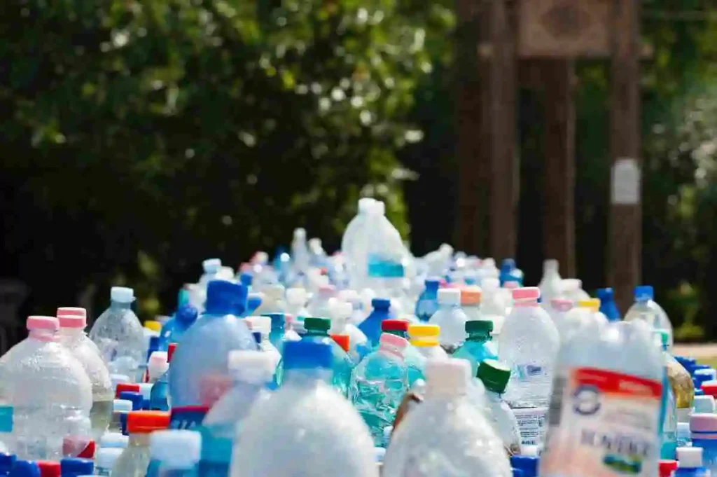 An image representing pollution caused by single-use plastic